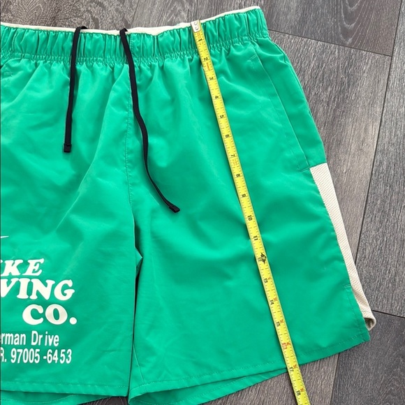 Nike Men's Green Shorts - Picture 2 of 5